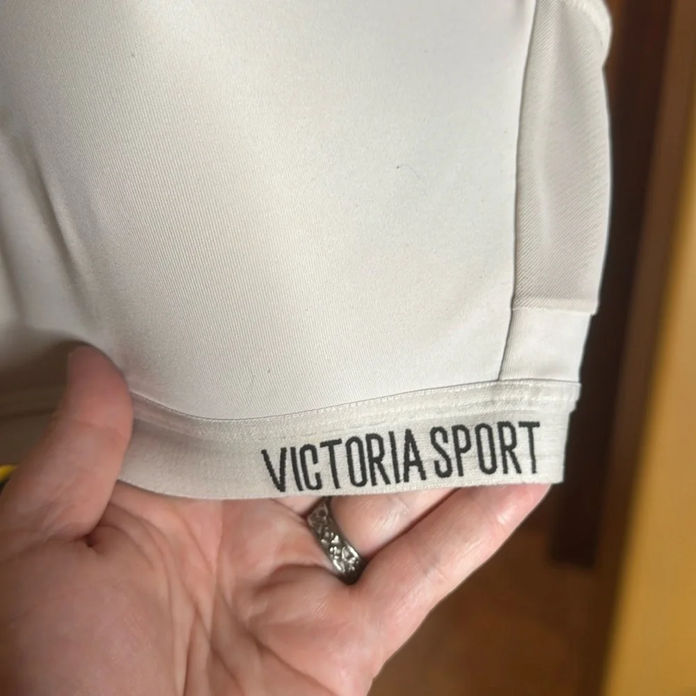 Victoria’s Secret Sport VSX Wireless Lined Sports Bra Size 38D Nude High Impact